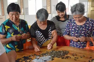 巖泉街道文化禮堂“星期日”活動 反家庭暴力宣講與來料加工技能培訓